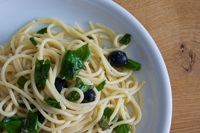 Pasta mit Basilikum, schwarzen Oliven und Zitrone